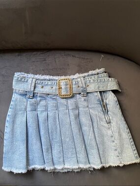 Light Blue Denim Pleated Mini Skirt with Decorative Buckle